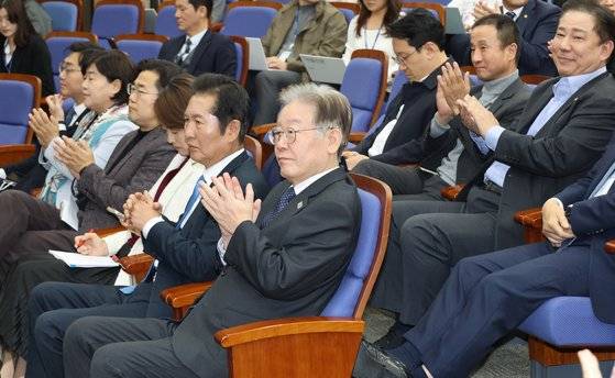 민주당 의총   (서울=연합뉴스) 한상균 기자 = 더불어민주당 이재명 대표가 8일 국회에서 열린 의원총회에 참석해 있다. 2023.11.8   xyz@yna.co.kr (끝)  〈저작권자(c) 연합뉴스, 무단 전재-재배포 금지〉