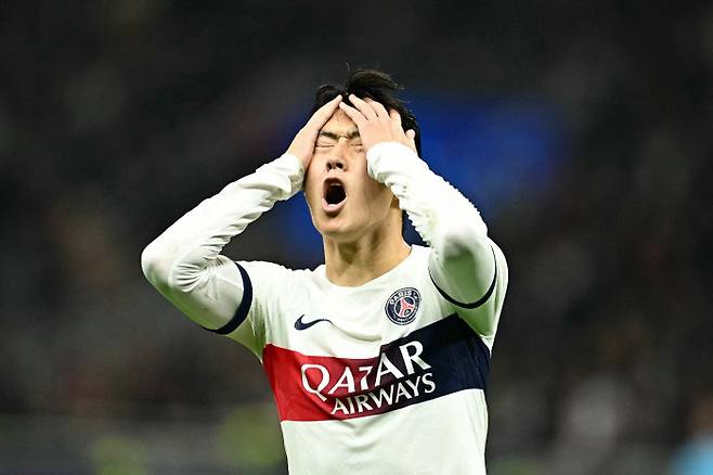 PSG 이강인이 8일 AC밀란과의 유럽챔피언스리그 원정 경기에서 후반 44분 날린 슈팅이 골대를 맞고 나가자 아쉬워하고 있다. 밀라노 | EPA연합뉴스