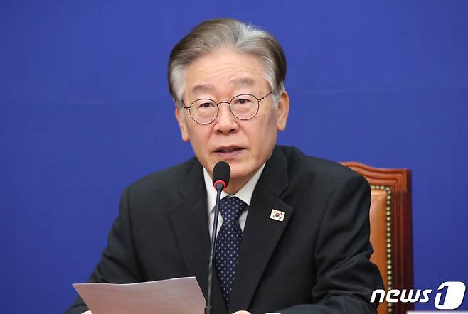 (서울=뉴스1) 임세영 기자 = 이재명 더불어민주당 대표가 8일 오전 서울 여의도 국회에서 열린 최고위원회의에서 발언을 하고 있다. 2023.11.8/뉴스1  Copyright (C) 뉴스1. All rights reserved. 무단 전재 및 재배포,  AI학습 이용 금지.