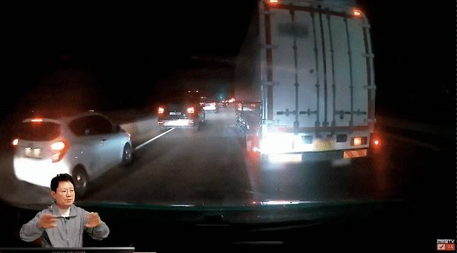 구급차 앞을 가로막고 길을 비켜주지 않고 있는 화물차 /사진=유튜브 채널 한문철 TV 갈무리