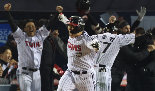 LG의 박동원이 8일 잠실구장에서 열린 KBO 한국시리즈 2차전 KT와의 경기에서 8회 말 1사 2루에서 역전 투런홈런을 치고 기뻐하고 있다. 뉴시스