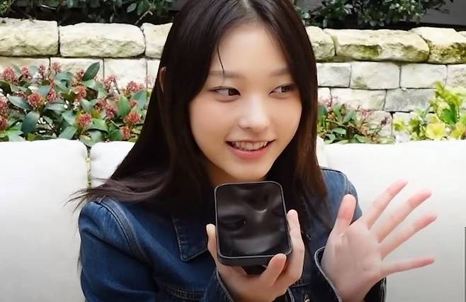 인기 아이돌 뉴진스의 멤버 해린이 일상에서 아이폰15를 사용하는 모습. [뉴진스 공식 유튜브 채널]