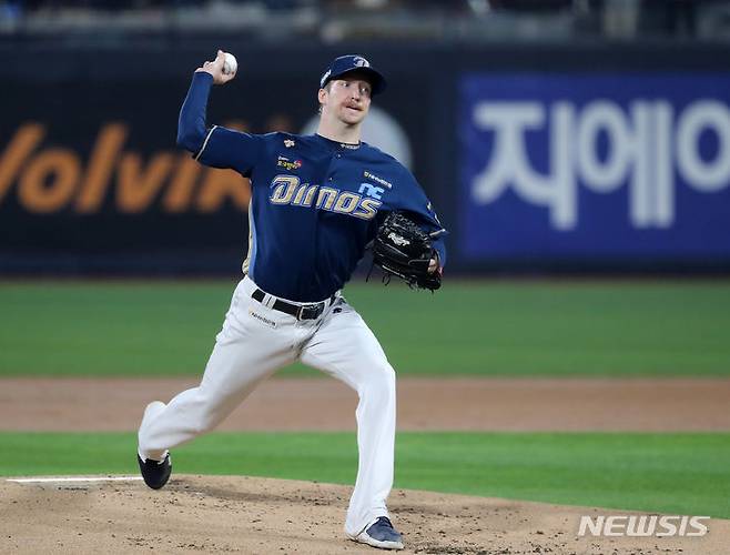 [수원=뉴시스] 김명년 기자 = 30일 오후 수원 장안구 수원KT위즈파크에서 열린 2023 KBO 포스트시즌 플레이오프 1차전 NC 다이노스와 KT 위즈의 경기 1회말 NC 선발투수 페디가 역투하고 있다. 2023.10.30. kmn@newsis.com