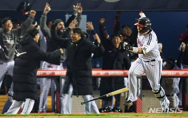 [서울=뉴시스] 황준선 기자 = 8일 서울 잠실야구장에서 열린 2023 KBO 포스트시즌 한국시리즈(KS) 2차전 LG 트윈스 대 KT 위즈 경기, 8회 말 1사 2루 상황 LG 박동원이 투런홈런을 치고 그라운드를 돌고 있다. 2023.11.08. hwang@newsis.com