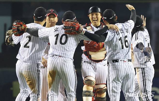 [서울=뉴시스] 황준선 기자 = 8일 서울 잠실야구장에서 열린 2023 KBO 포스트시즌 한국시리즈(KS) 2차전 LG 트윈스 대 KT 위즈 경기, 5-4로 승리를 거둔 LG 트윈스 선수들이 기뻐하고 있다. 2023.11.08. hwang@newsis.com