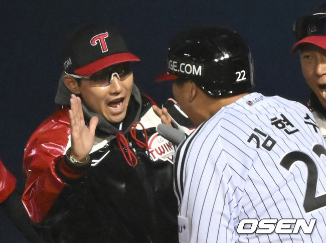 [OSEN=잠실, 김성락 기자] 7일 오후 서울 잠실야구장에서 '2023 KBO 프로야구 포스트시즌 한국시리즈 1차전' LG 트윈스와 KT 위즈의 경기가 열렸다.1회말 1사 2, 3루 LG 문보경의 역전 1타점 희생플라이 때 3루주자 김현수가 득점을 올린 뒤 더그아웃에서 염경엽 감독과 기쁨을 나누고 있다. 2023.11.07 / ksl0919@osen.co.kr