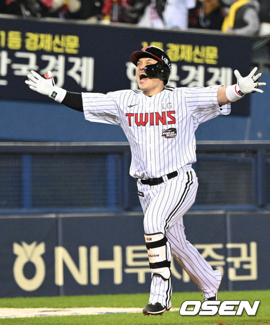 [OSEN=잠실, 이대선 기자] 8일 오후 서울 잠실야구장에서 2023 KBO 프로야구 포스트시즌 한국시리즈 2차전 LG 트윈스와 KT 위즈의 경기가 열렸다.8회말 1사 2루에서 LG 박동원이 좌중월 투런 홈런을 치고 환호하고 있다. 2023.11.08 /sunday@osen.co.kr