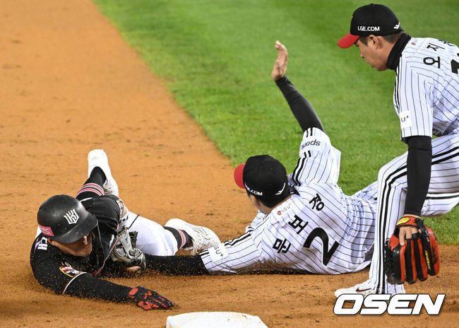 [OSEN=잠실, 김성락 기자] 7일 오후 서울 잠실야구장에서 '2023 KBO 프로야구 포스트시즌 한국시리즈 1차전' LG 트윈스와 KT 위즈의 경기가 열렸다.2회초 무사 1,2루 KT 문상철의 병살타 때 3루로 LG 3루수 문보경이 KT 2루주자 배정대를 태그아웃 시키고 있다. 2023.11.07 / ksl0919@osen.co.kr