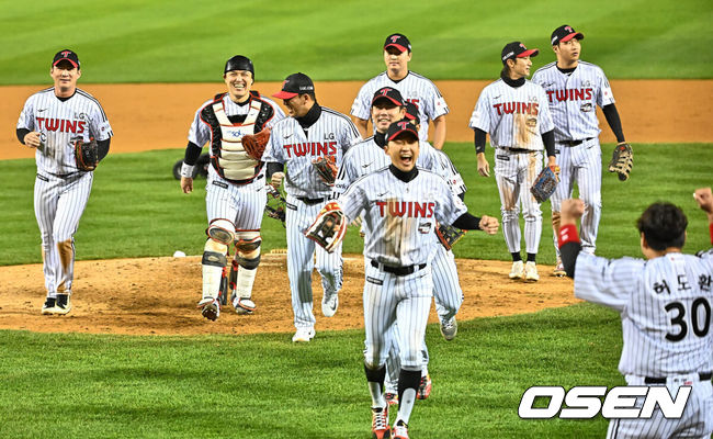 [OSEN=잠실, 이석우 기자] 8일 잠실 NC파크에서 2023 신한은행 SOL KBO 포스트시즌 한국시리즈 LG 트윈스와 KT 위즈의 2차전 경기가 열렸다. LG 트윈스 선수들이 5-4로 역전승 한 후 기쁨을 나누고 있다. 2023.11.08 / foto0307@osen.co.kr