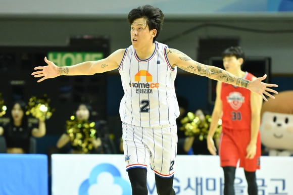 부산 KCC 최준용이 지난달 15일 군산월명체육관에서 열린 2023 KBL 컵대회 울산 현대모비스와의 결승전에서 득점하고 세레머니하고 있다. KBL 제공