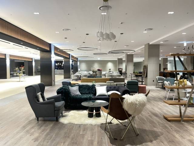 로비 전경. 위스키·와인바에 편의점도 있다.