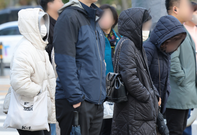 7일 오전 서울 종로구 광화문광장 인근에서 시민들이 두터운 옷을 입고 출근하고 있다. 연합뉴스