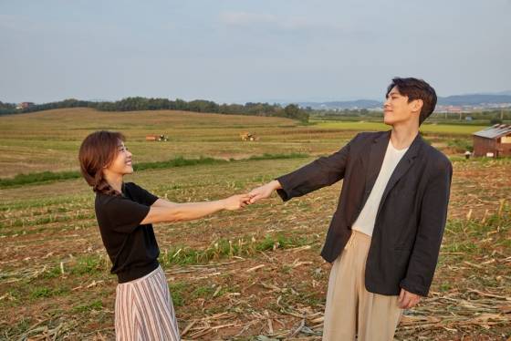 소진(왼쪽)과 이동하 /사진제공=눈컴퍼니