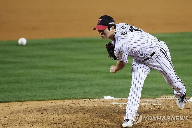 역투하는 함덕주 (서울=연합뉴스) 김주성 기자 = 8일 서울 잠실야구장에서 열린 2023 KBO 한국시리즈 2차전 kt wiz와 LG 트윈스의 경기. 
    LG 함덕주가 8회초 역투하고 있다. 2023.11.8 utzza@yna.co.kr