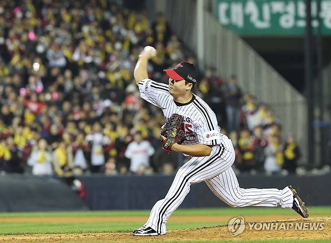 고우석의 마무리 역투 (서울=연합뉴스) 임화영 기자 = 8일 서울 잠실야구장에서 열린 2023 KBO 한국시리즈 2차전 kt wiz와 LG 트윈스의 경기. 9회초 LG 투수 고우석이 역투하고 있다. 2023.11.8 hwayoung7@yna.co.kr