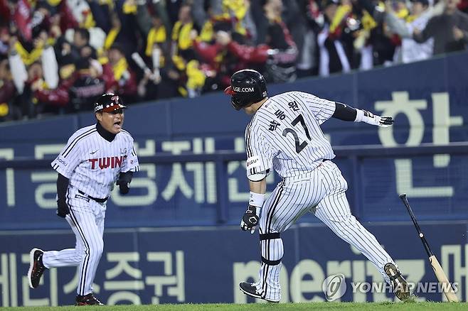 8회말 터진 박동원 역전 홈런 (서울=연합뉴스) 신현우 기자 = 8일 서울 잠실야구장에서 열린 2023 KBO 한국시리즈 2차전 kt wiz와 LG 트윈스의 경기. 8회말 1사 2루 LG 박동원이 역전 2점 홈런을 친 뒤 베이스를 돌며 기뻐하고 있다. 왼쪽은 이종범 코치. 2023.11.8 nowwego@yna.co.kr