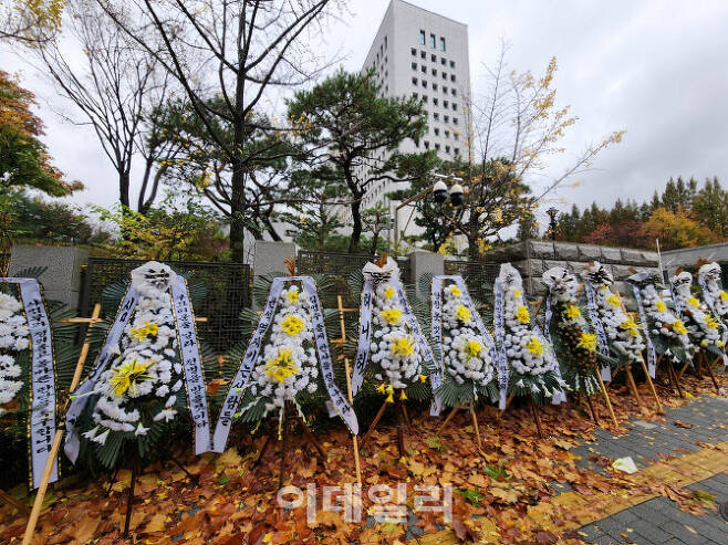 지난 6일 서울 서초동 대법원 일대에 법원의 이재명 더불어민주당 대표 구속영장 기각 결정을 규탄하는 근조화환이 줄지어있다. (사진=이배운 기자)