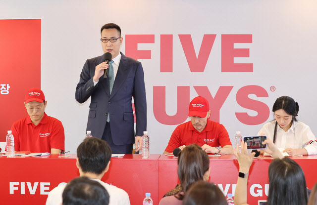 지난 6월 파이브가이즈 서울 강남점 기자간담회 행사에서 김동선 한화갤러리아 부사장이 인사말을 하고 있다. (사진=연합뉴스)