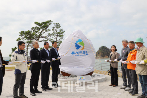 9일 충남 태안 꽂지해수욕장 일원에서 열린 동서트레일 서쪽구간 착수행사에서 강혜영 산림복지국장(가운데 오른쪽)이 동서트레일 상징조형물을 제막하고 있다. (사진=산림청 제공)