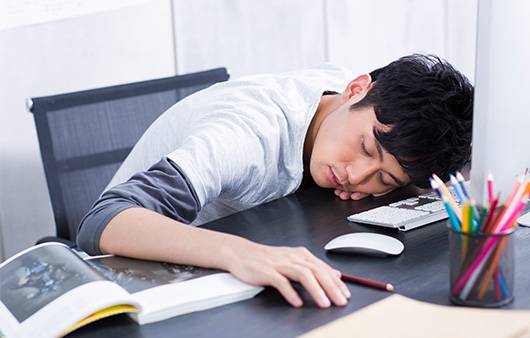 책상에 엎드려 자는 자세는 턱관절에 악영향을 끼친다|출처: 게티이미지뱅크