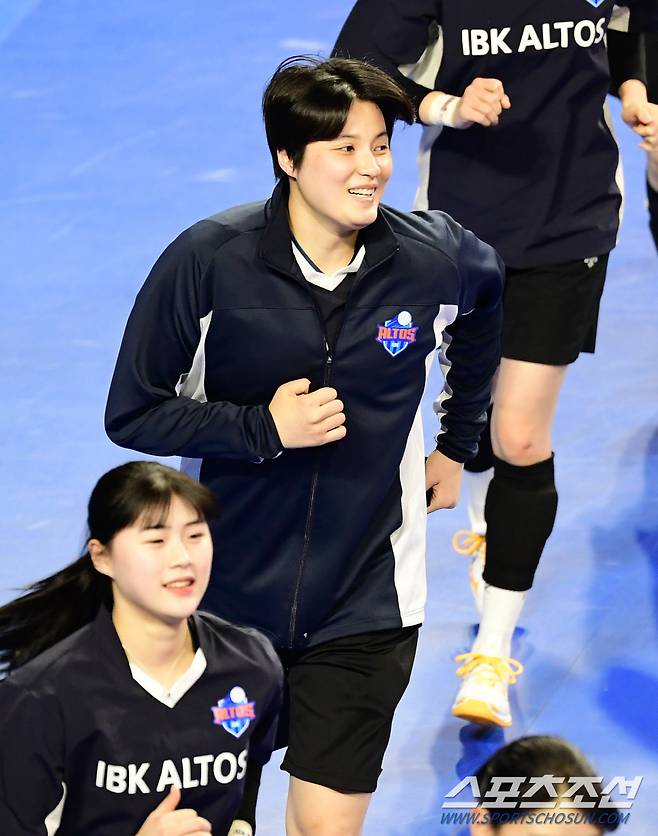 러닝으로 몸을 풀고 있는 김희진.