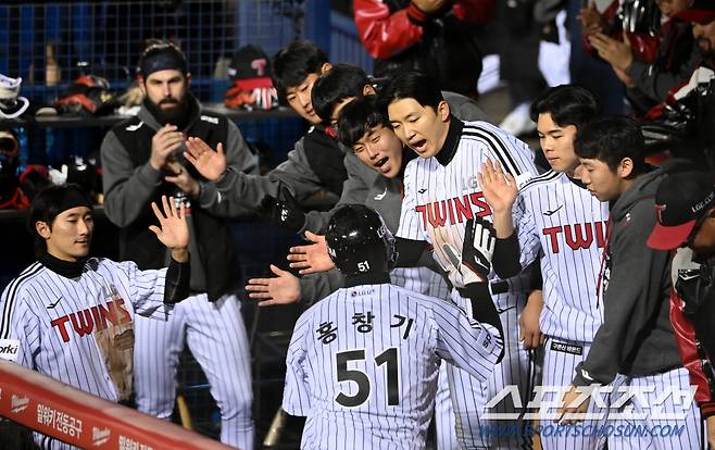 8일 열린 한국시리즈 2차전. 3회말 오스틴의 적시타때 홍창기가 첫득점을 올렸다. 허상욱 기자wook@sportschosun.com