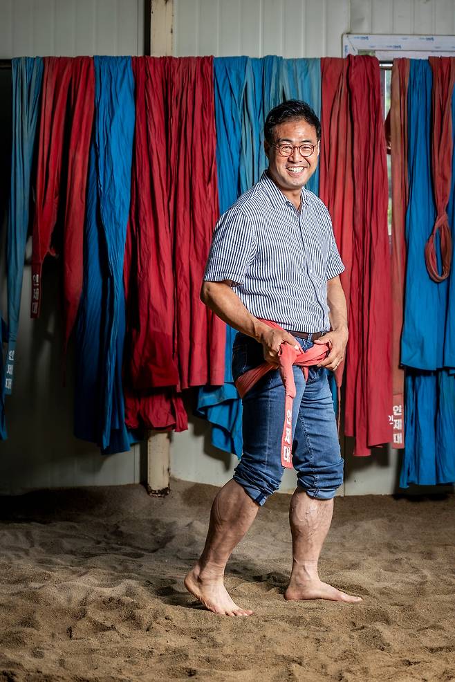 ‘씨름’ 하면 국민 열에 아홉은 천하장사 이만기를 떠올린다. 씨름판을 떠난 지 30년이 넘었지만 장딴지는 여전했다. 씨름선수, 대학교수, 정치인, 방송인 등 많은 직함을 가졌던 그는 “돌아보니 내겐 씨름선수가 가장 잘 맞는 옷이었다”며 “우리 씨름의 부활을 위해 후배들의 디딤돌이 되고 싶다”고 했다. /이신영 영상미디어 기자