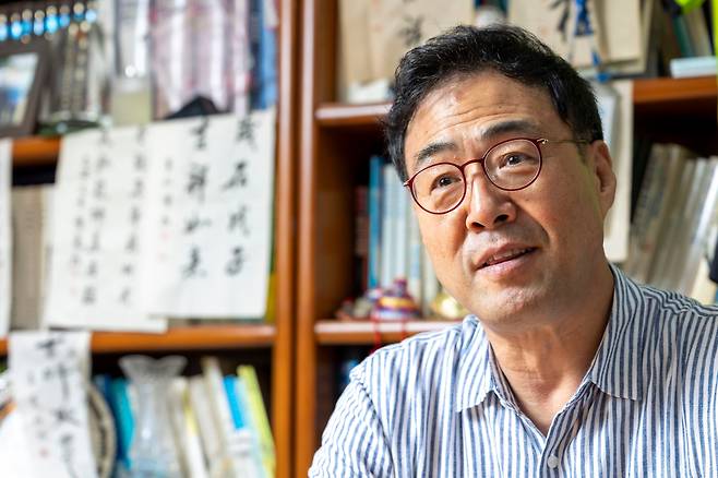 ‘영원한 천하장사’ 이만기는 “한국인이라면 씨름의 매력에 빠져들 수밖에 없을 것”이라고 했다. “씨름은 상대와 몸을 맞대고 체온을 느끼며 하는, 우리 민족의 혼이 서려 있는 스포츠입니다. 때리거나 치고받지 않고, 힘과 기술로만 상대를 제압하는 도와 예의 경기지요.” /이신영 영상미디어 기자