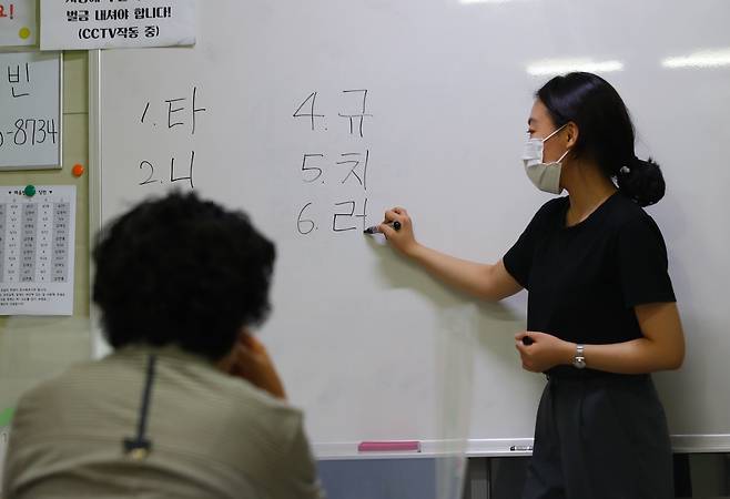 지난 18일 대구 달서구 서남시장 내 삼일야간학교의 한글 기초반인 '배움반'에서 수업이 진행되고 있다. 삼일야학의 교사 평균 연령은 20대, 학생 평균 연령은 60대다./김동환 기자