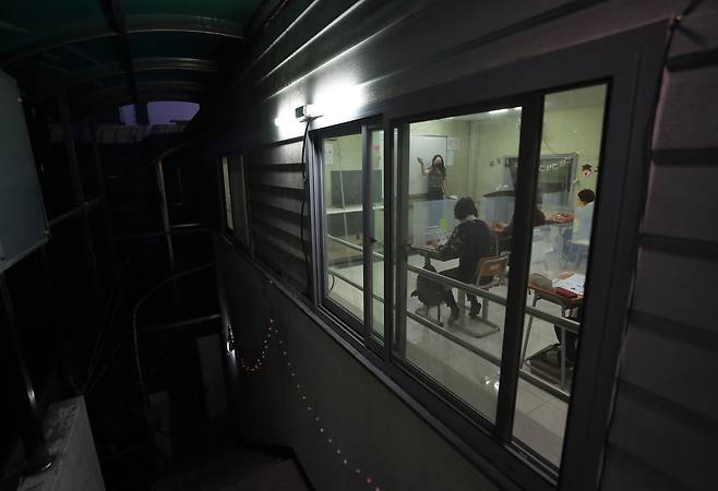 지난 18일 저녁 대구 달서구 서남시장 내 위치한 삼일야간학교의 중졸 검정고시반인 '정의반'에서 영어 수업이 진행되고 있다. 가게들이 문을 닫아 조용한 시각, 불 켜진 삼일야학에선 학생들의 글 읽는 소리가 이어졌다./김동환 기자