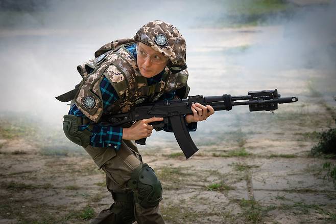 지난 8월 키이우에서 군사 훈련을 받고 있는 여성./ AP연합뉴스