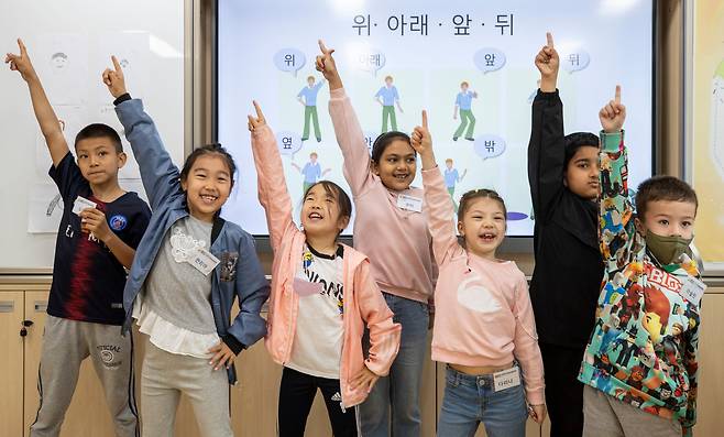 지난 3일 경북 경주시 ‘한국어 교육센터’에서 다문화, 외국인 어린이들이 신나는 율동을 하며 한국어를 배우고 있다. /김지호 기자