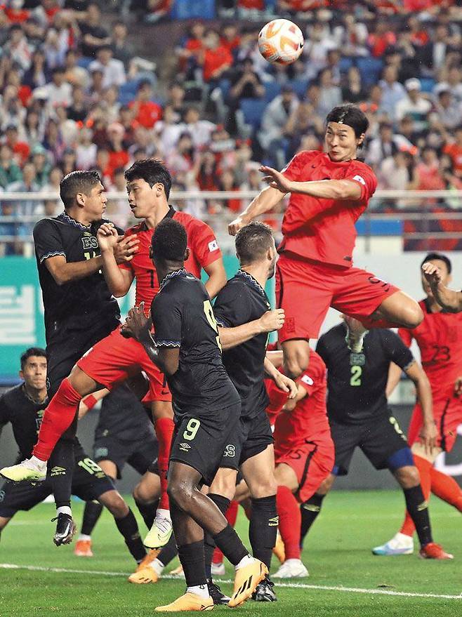 잘 안되네… - 축구 국가대표 공격수 조규성(오른쪽·전북)이 20일 대전월드컵경기장에서 엘살바도르와 벌인 친선 경기에서 높이 떠올라 헤더를 하고 있다. 한국(FIFA 27위)은 슈팅 수에서 엘살바도르(75위)에 14-5로 크게 앞서며 상대 골문을 계속 두드렸지만 결정력에서 아쉬움을 남기며 1대1로 비겼다. /뉴스1