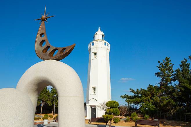조형물과 어우러진 경북 울진 죽변 등대. 항로표지사가 근무하는 유인등대 중 하나다. / 양수열 영상미디어 기자