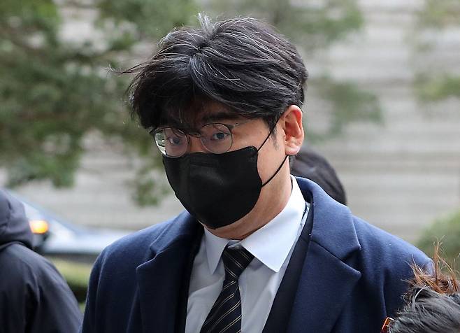 송치형 두나무 의장이 서울 서초구 서울고등법원에서 열린 자전거래 및 시세조작 혐의 관련 공판에 출석하고 있다./뉴스1