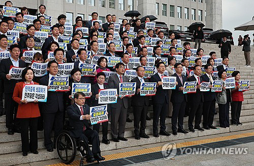 국민의힘 김기현 대표와 윤재옥 원내대표를 비롯한 의원들이 9일 국회 본청 앞 계단에서 열린 '탄핵 남발 민주당 규탄대회'에서 구호를 외치고 있다. 연합뉴스