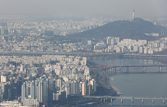 서울 송파구 롯데월드타워 서울스카이 전망대에서 바라본 강남구 아파트 단지 모습. [사진=뉴시스]