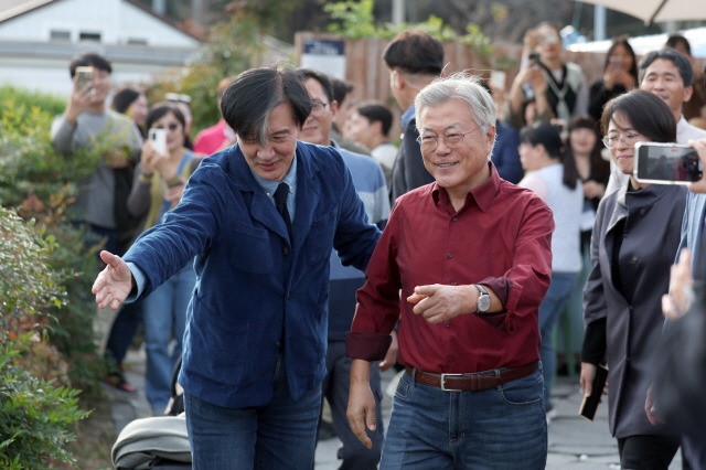 ▲ 문재인 전 대통령과 조국 전 법무부 장관이 9일 오후 경남 양산시 하북면 평산마을 평산책방에서 이동하고 있다.    이날 평산책방에서는 ‘디케의 눈물, 조국 작가와의 만남’이 열렸다. 연합뉴스