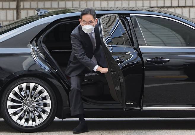 이재용 삼성전자 회장이 지난 10월27일 오전 서초구 서울중앙지방법원에서 열린 '회계부정·부당합병' 관련 1심 속행 공판에 출석하고 있다. 사진=연합뉴스