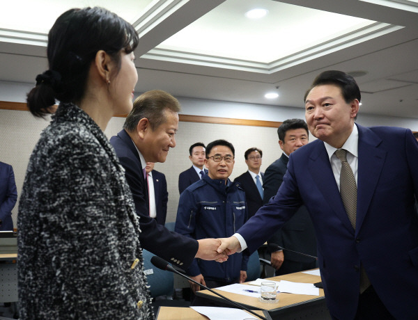 윤석열 대통령이 9일 서울 여의도 금융감독원에서 열린 불법사금융 민생현장 간담회에서 이상민 행정안전부 장관과 인사하고 있다. 2023.11.9 연합뉴스