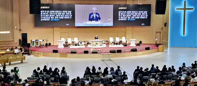 지난 4일 경기도 파주 오산리최자실기념금식기도원에서 열린 ‘암과 난치병 환우와 가족들을 위한 치유 대성회’에 참석한 환자 가족들이 온전한 치유를 갈망하며 말씀을 경청하고 있다. 국제사랑의봉사단 제공