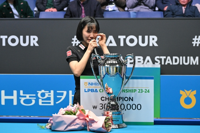 최혜미가 8일 경기도 고양 PBA 스타디움에서 열린 NH농협카드 LPBA 챔피언십에서 우승한 뒤 눈물을 흘리고 있다. LPBA 제공