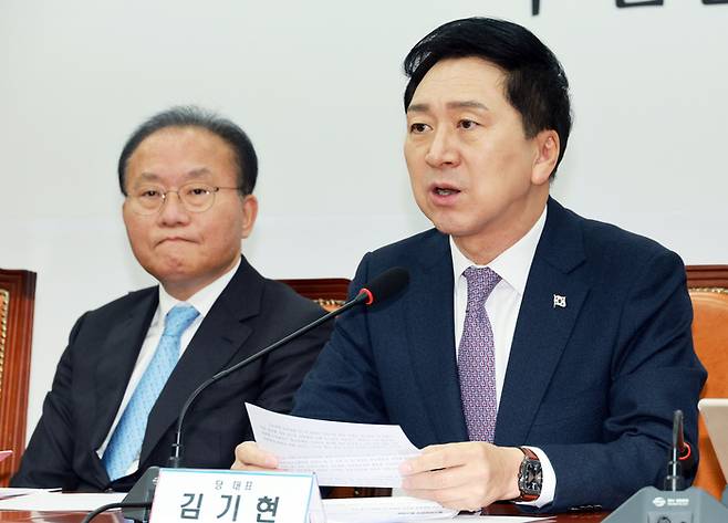 국민의힘 김기현 대표가 9일 오전 국회에서 열린 최고위원회의에서 발언하고 있다. 왼쪽은 윤재옥 원내대표. [사진 = 연합뉴스]