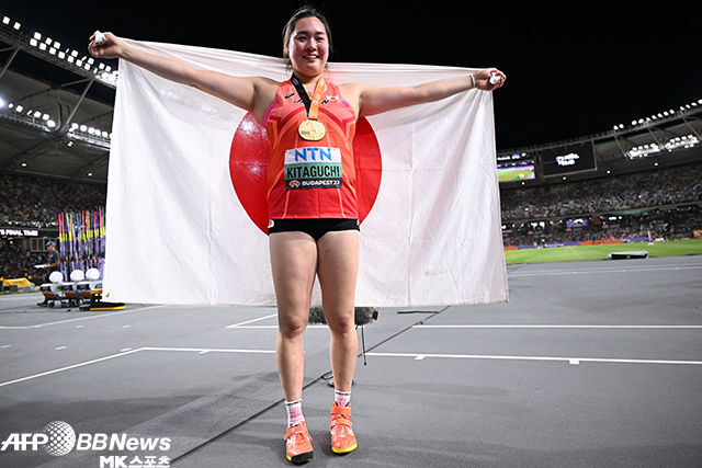 기타구치 하루카가 2023 국제육상경기연맹 세계선수권대회에서 여자창던지기 아시아 최초 금메달 획득 후 일본 국기와 함께 기뻐하고 있다. 사진=AFPBBNews=News1