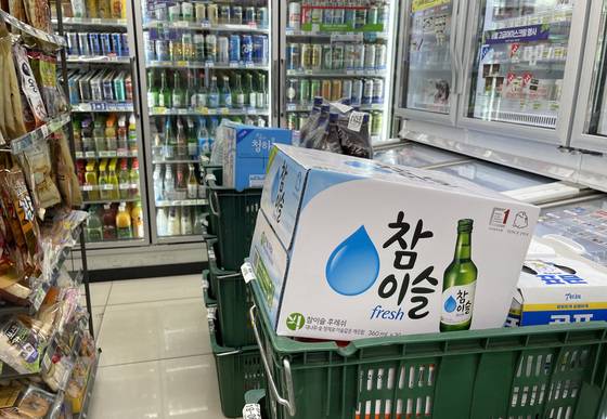 (서울=뉴스1) 박지혜 기자 = 7일 오후 서울의 한 편의점에  하이트진로의 소주 '참이슬' 등 발주된 주류들이 쌓여 있다.  2022.6.7/뉴스1