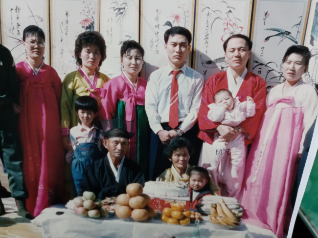 1990년 아버지 회갑 때 고향집 마당에서 병풍을 배경으로 기념사진을 찍었다. 앞줄에 부모님이 앉아계시고 형제들이 모두 뒤에 섰다. 뒷줄 왼쪽부터 막내 여동생, 누나(이덕준), 여동생, 남동생, 나(이응춘), 나의 아내.