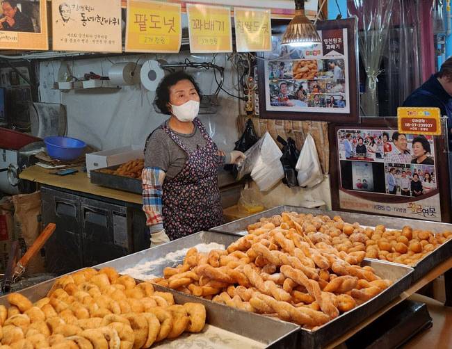 ‘시장 꽈배기’의 표준인 영천시장 꽈배기.