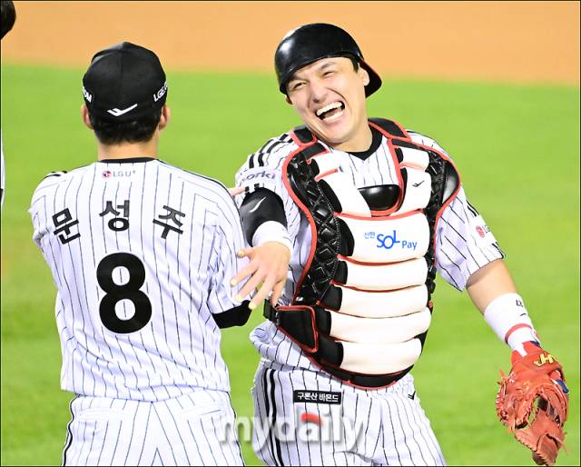 LG 트윈스 박동원과 문성주./잠실=송일섭 기자 andlyu@mydaily.co.kr