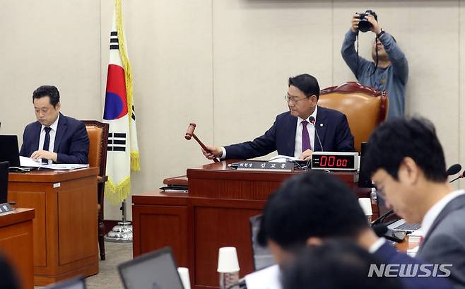 [서울=뉴시스] 조성봉 기자 =  1일 오전 서울 여의도 국회에서 열린 행정안전위원회 전체회의에서 김교흥 위원장이 의사봉을 두드리고 있다. 2023.11.01. suncho21@newsis.com