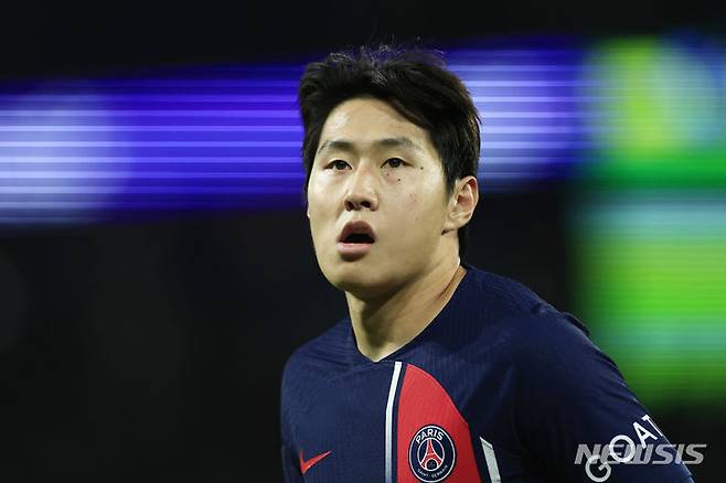 [파리=AP/뉴시스] 파리 생제르맹(PSG)의 이강인이 3일(현지시각) )이 프랑스 파리의 파르크 데 프랭스에서 열린 2023-24 리그1 11라운드 몽펠리에와 경기하고 있다. 이강인은 전반 10분 선제골을 넣어 리그1 데뷔골을 기록하며 팀의 3-0 승리를 이끌었다. 2023.11.04.